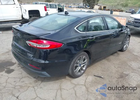2019 Ford Fusion Hybrid Titanium z USA, uszkodzony, nr VIN 3FA6P0RU0KR116903